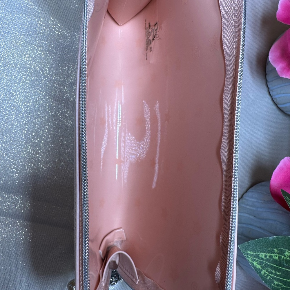 In selling a pink Dior cosmetic bag the material is leather the brand is Dior👛 - Picture 5 of 5